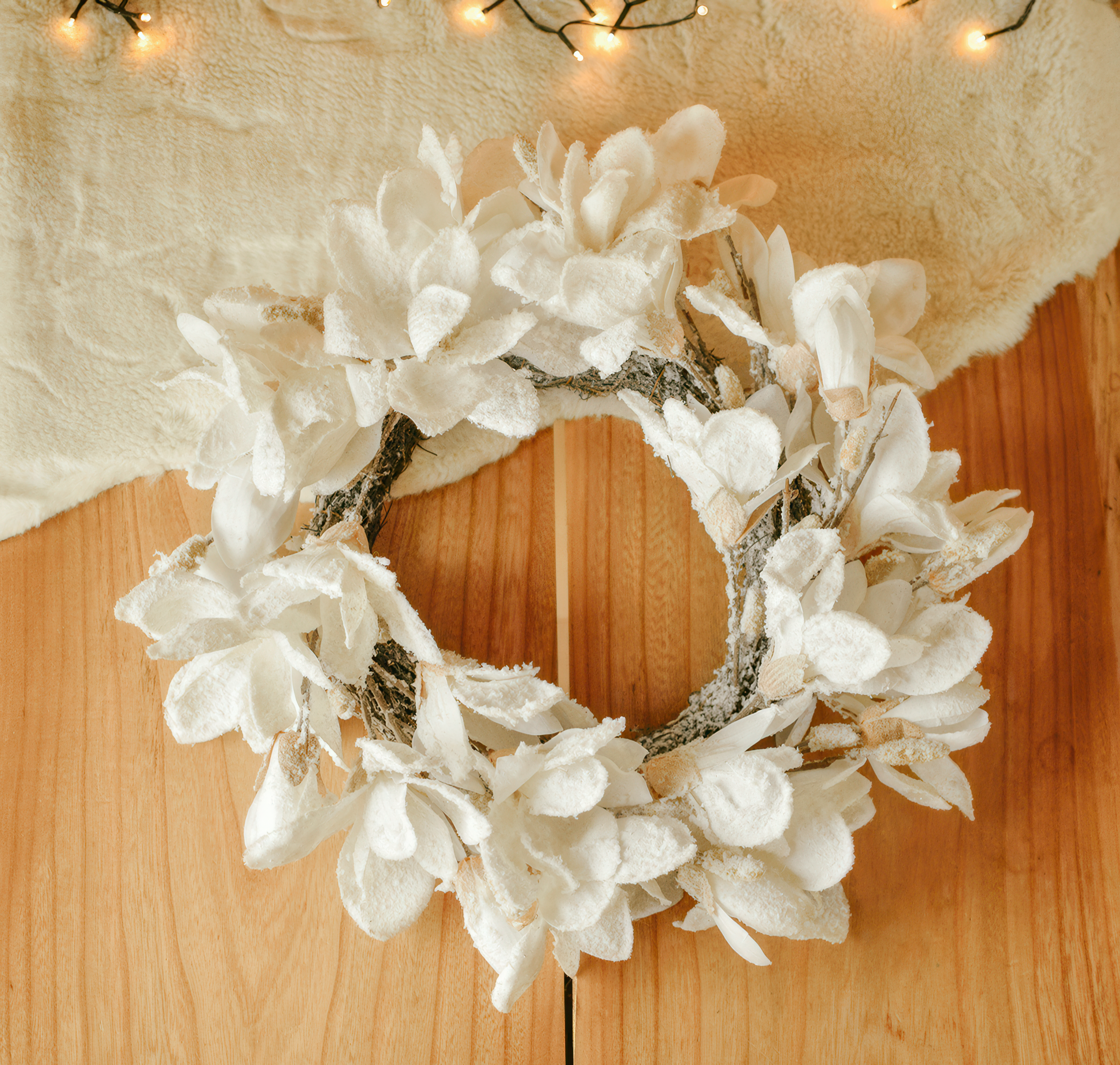 wianek z białych śnieżnych kwiatów Magnolii - GLORIA o średnicy 46cm