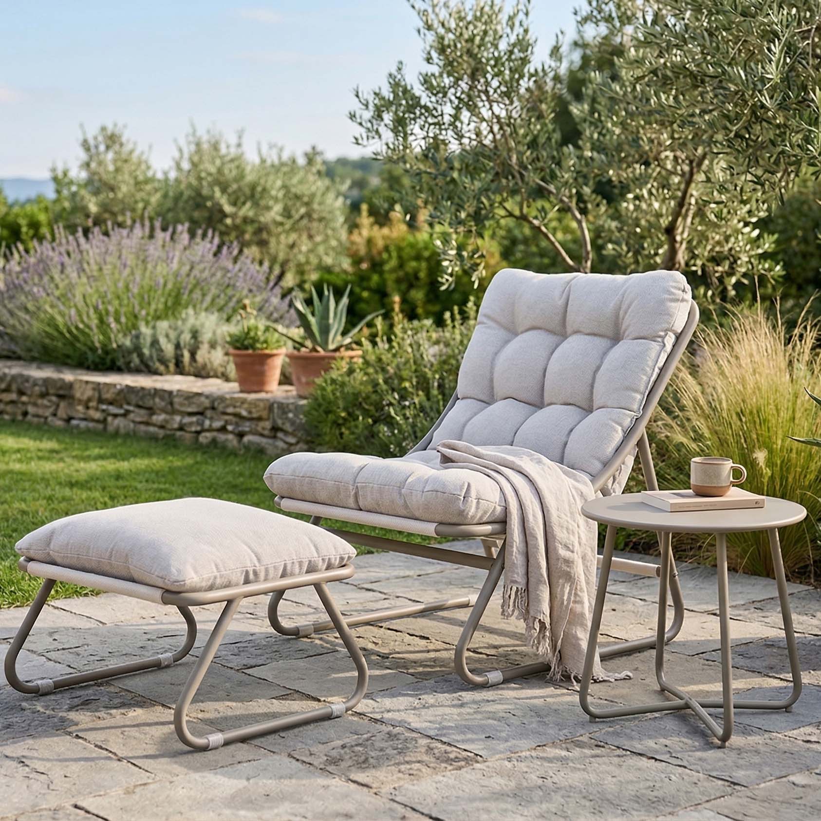 Zestaw ogrodowy VISTA RELAX PLUS Grey/Beige z fotelem, podnóżkiem i stolikiem w ogrodowej aranżacji z narzuconym kocem