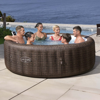 Jacuzzi dmuchane LAY-Z-SPA BALI Smart AirJet w brązowym rattanowym oplocie z rodziną relaksującą się w wodzie