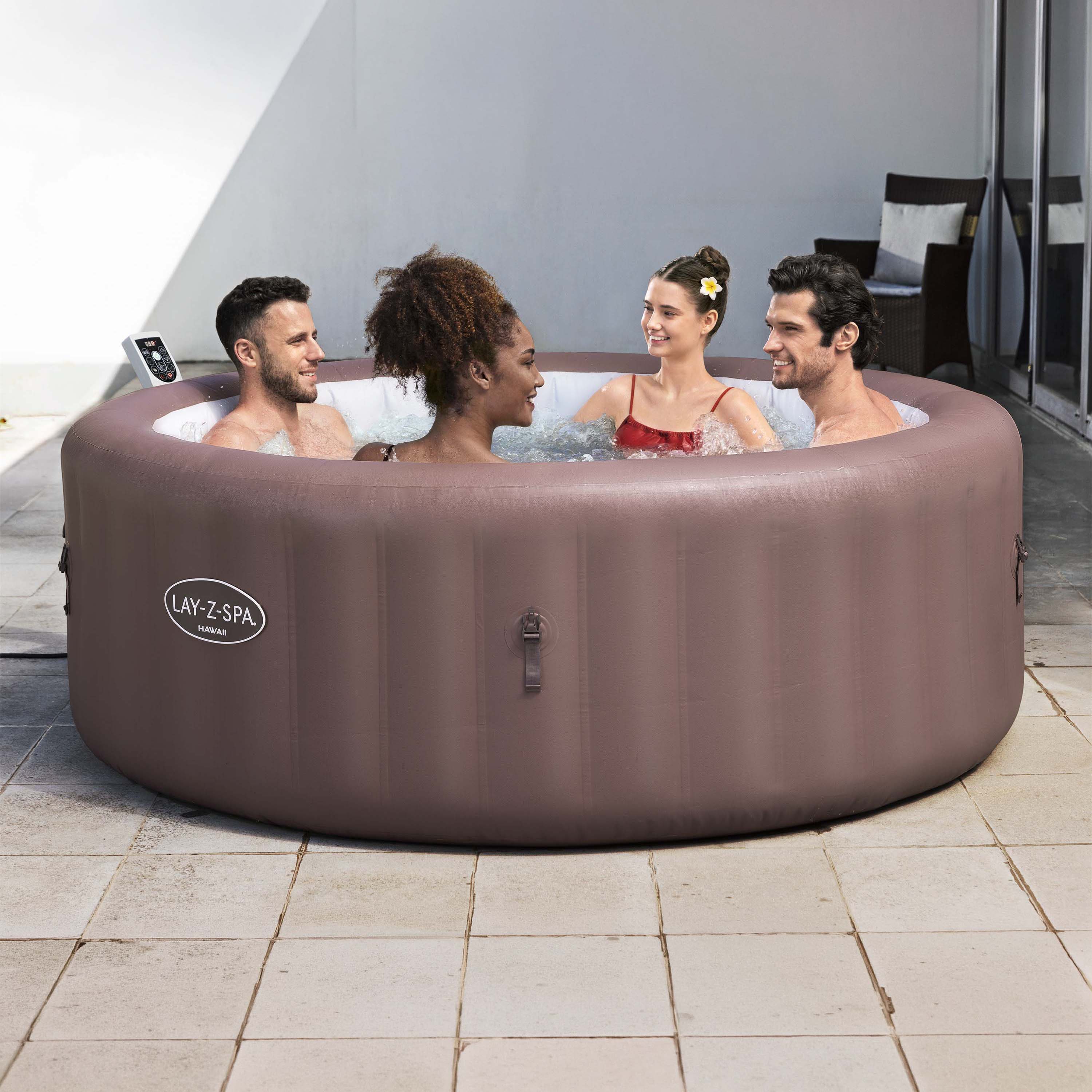 Dmuchane jacuzzi LAY-Z-SPA® HAWAII SMART AIRJET™ w kolorze Terracotta z czterema osobami korzystającymi z kąpieli