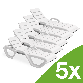 Białe leżaki basenowe MONOBLOCK White zestaw 5 sztuk Bjorkka na czarnym tle z zielonym elementem 5x