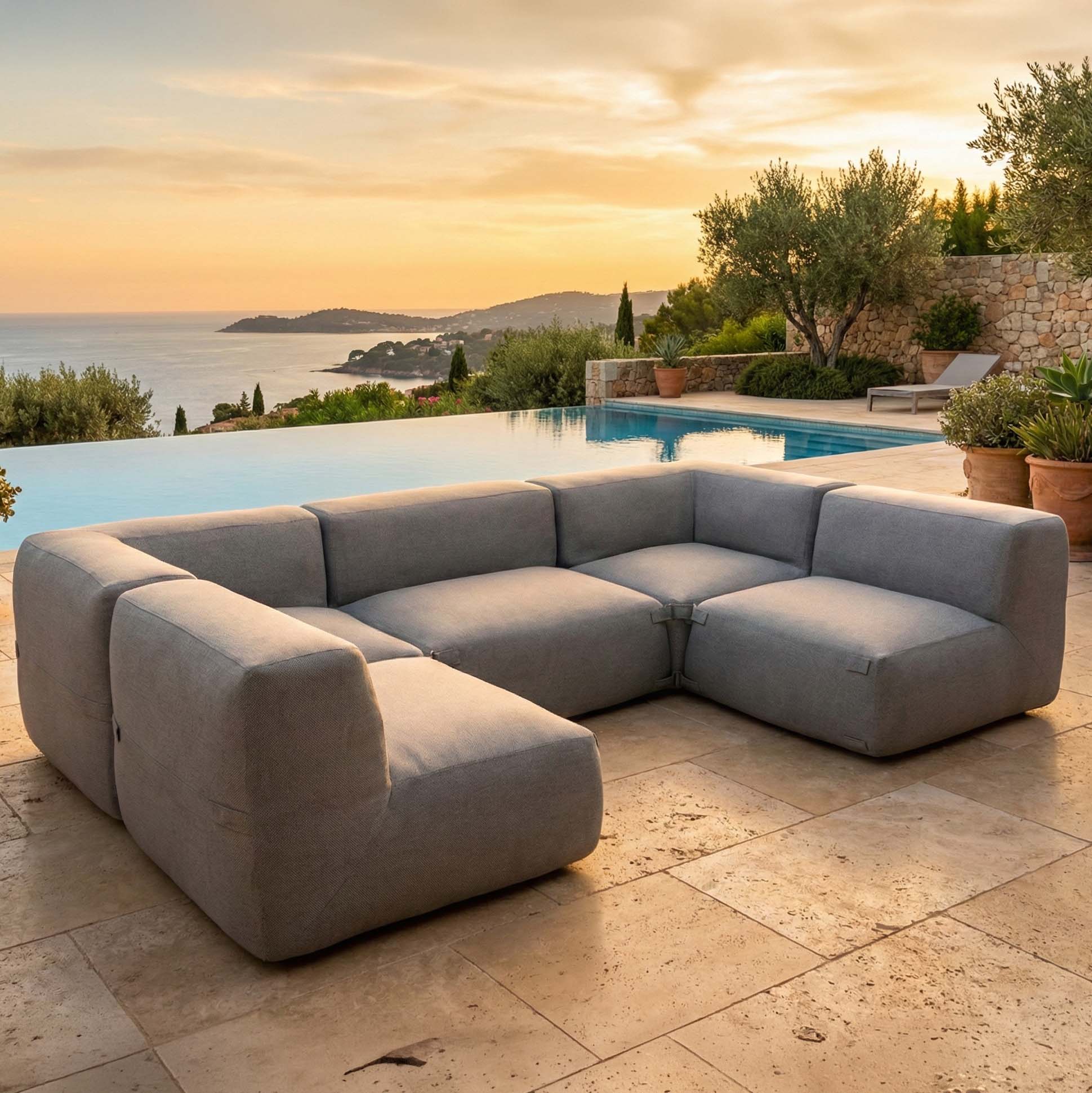 Szary narożnik modułowy ogrodowy w aranżacji tarasowej z widokiem na morze
