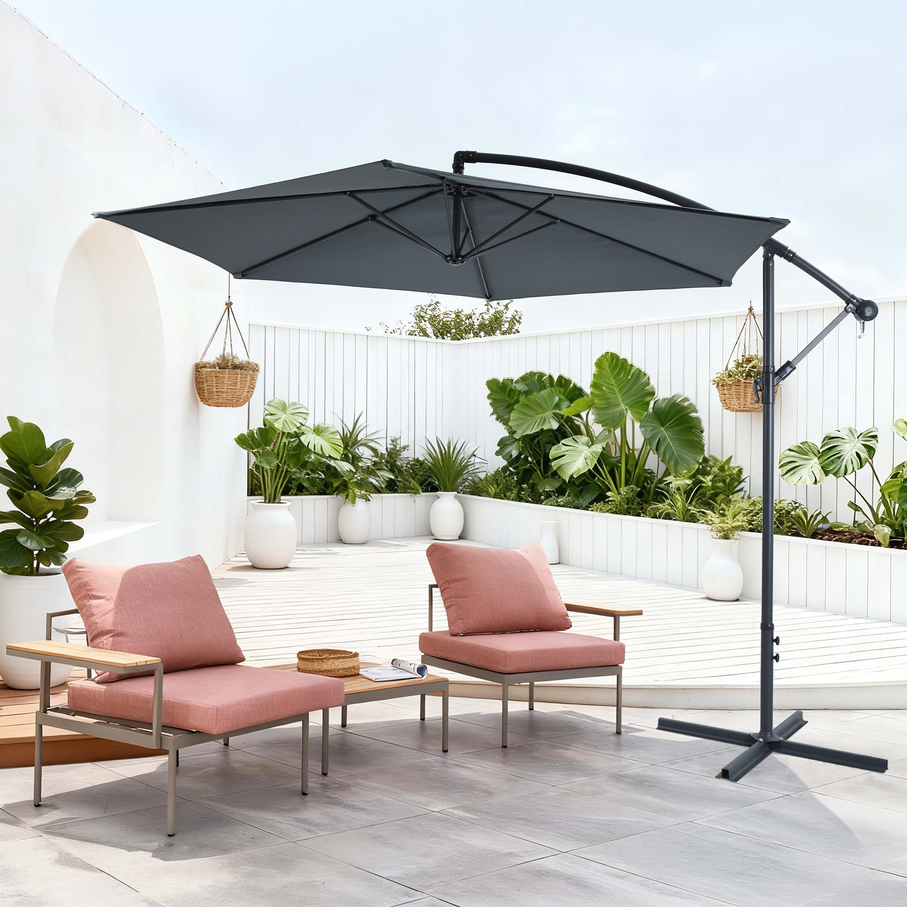 Parasol boczny SAMBA 3m Dark Grey Bjørkka zacienia patio z sofą i fotelem z różową tapicerką