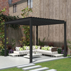 Pergola tarasowa 3x3 PRIMARY Anthracite Gutroof z nowoczesnym zestawem wypoczynkowym w ogrodowej aranżacji