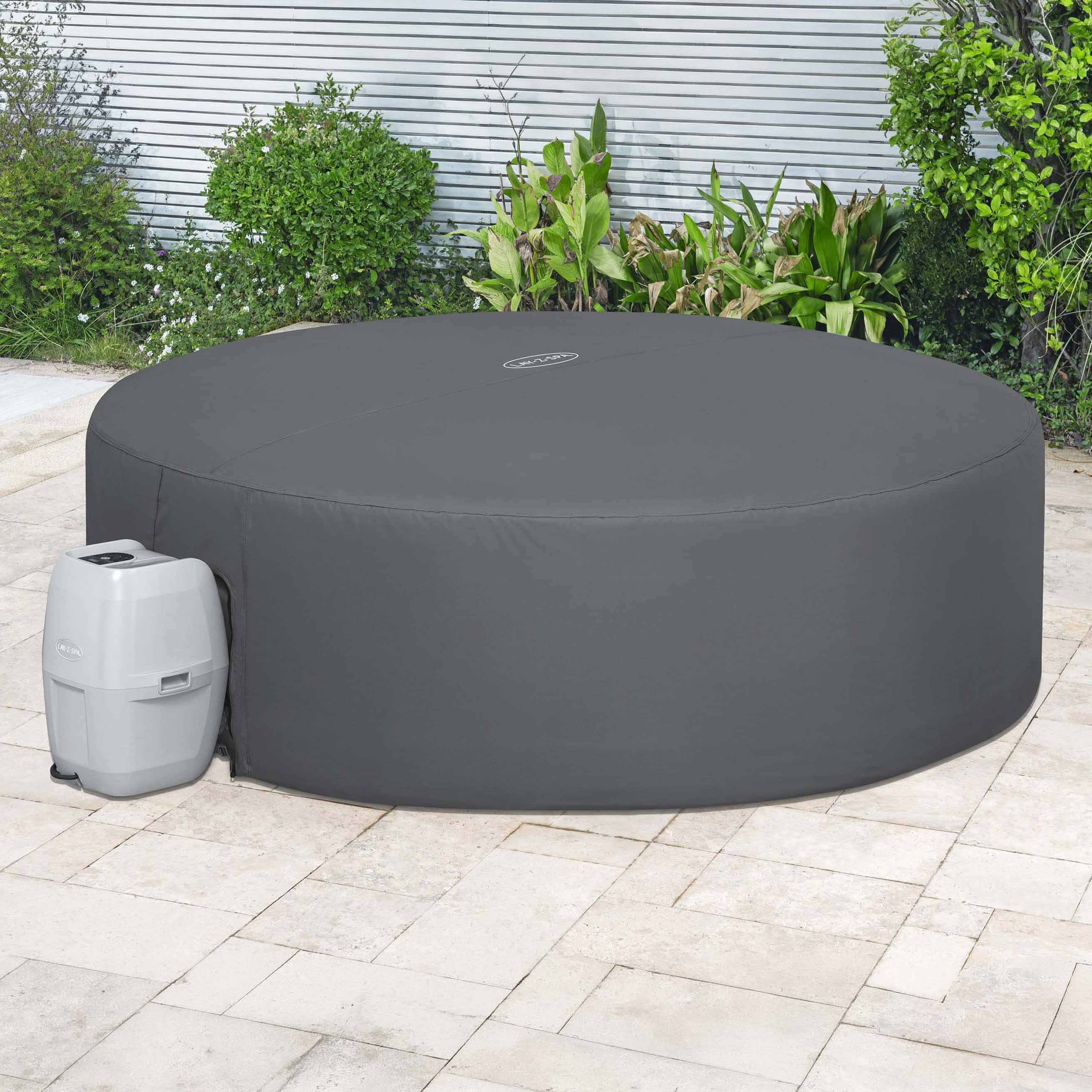 Szary pokrowiec termiczny LAY-Z-SPA ENERGYSENSE 2.43 x 70 cm Bestway na jacuzzi otoczony zielenią