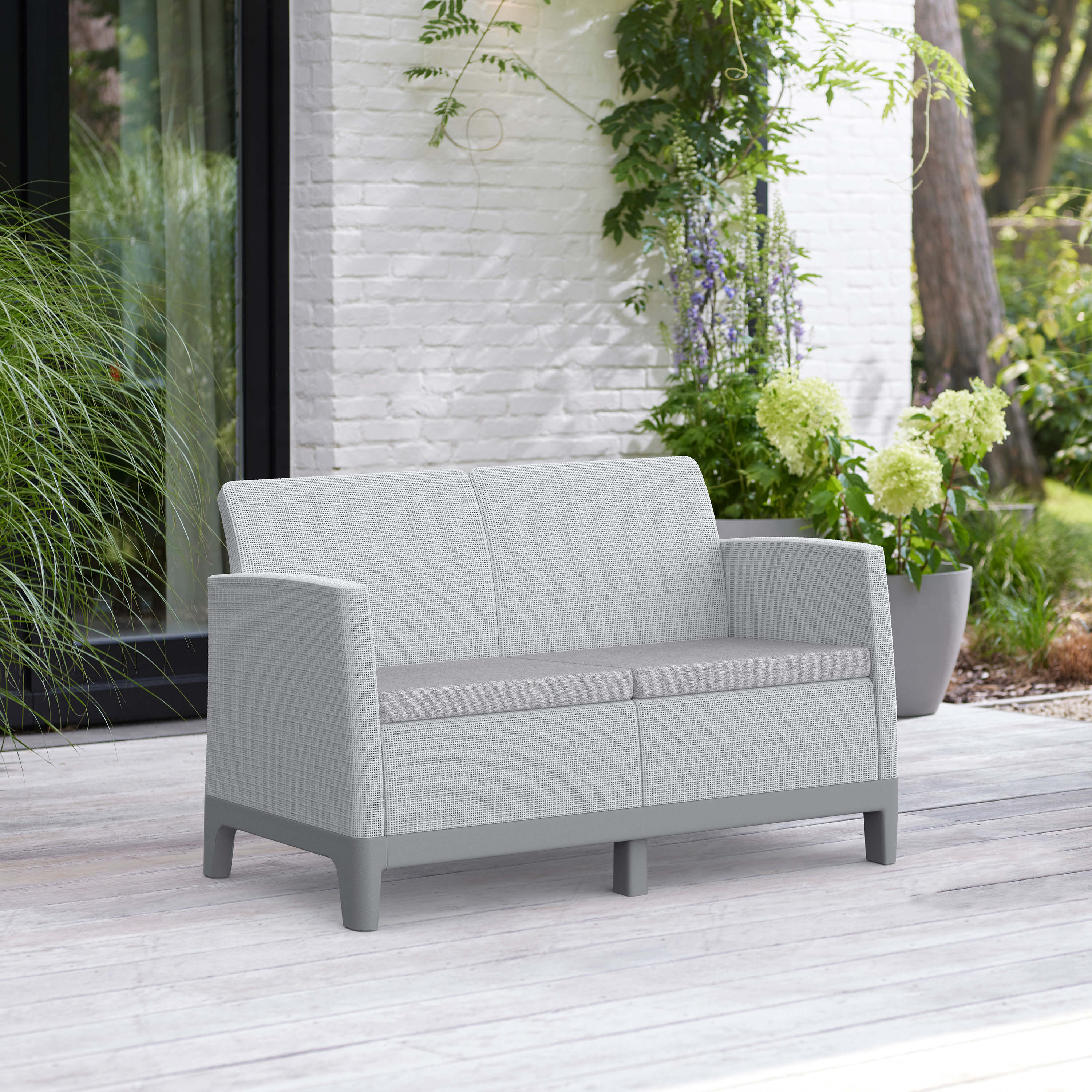 Sofa Scandi Forma 2 Ash Grey-Storm Grey / Light Grey Keter z jasnoszarymi poduszkami na tarasie