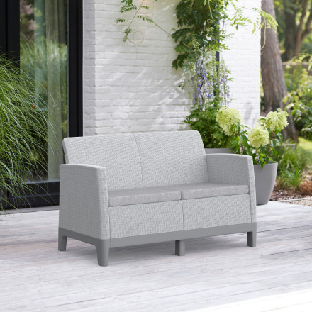 Sofa Scandi Forma 2 Ash Grey-Storm Grey / Light Grey Keter z jasnoszarymi poduszkami na tarasie