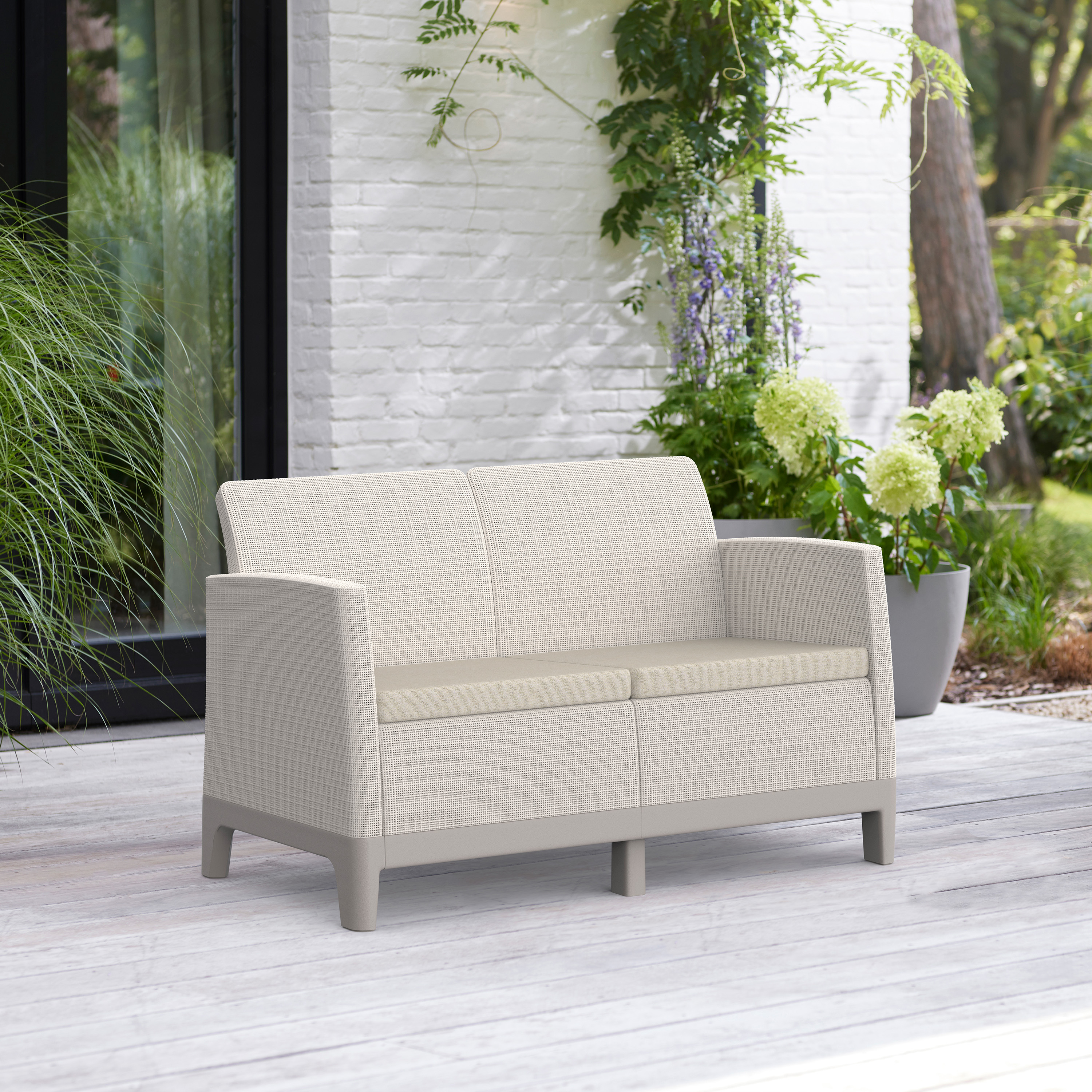 Sofa ogrodowa Keter Scandi Forma 2-osobowa w kolorze Pebble Grey-Soft Beige z beżowymi poduchami