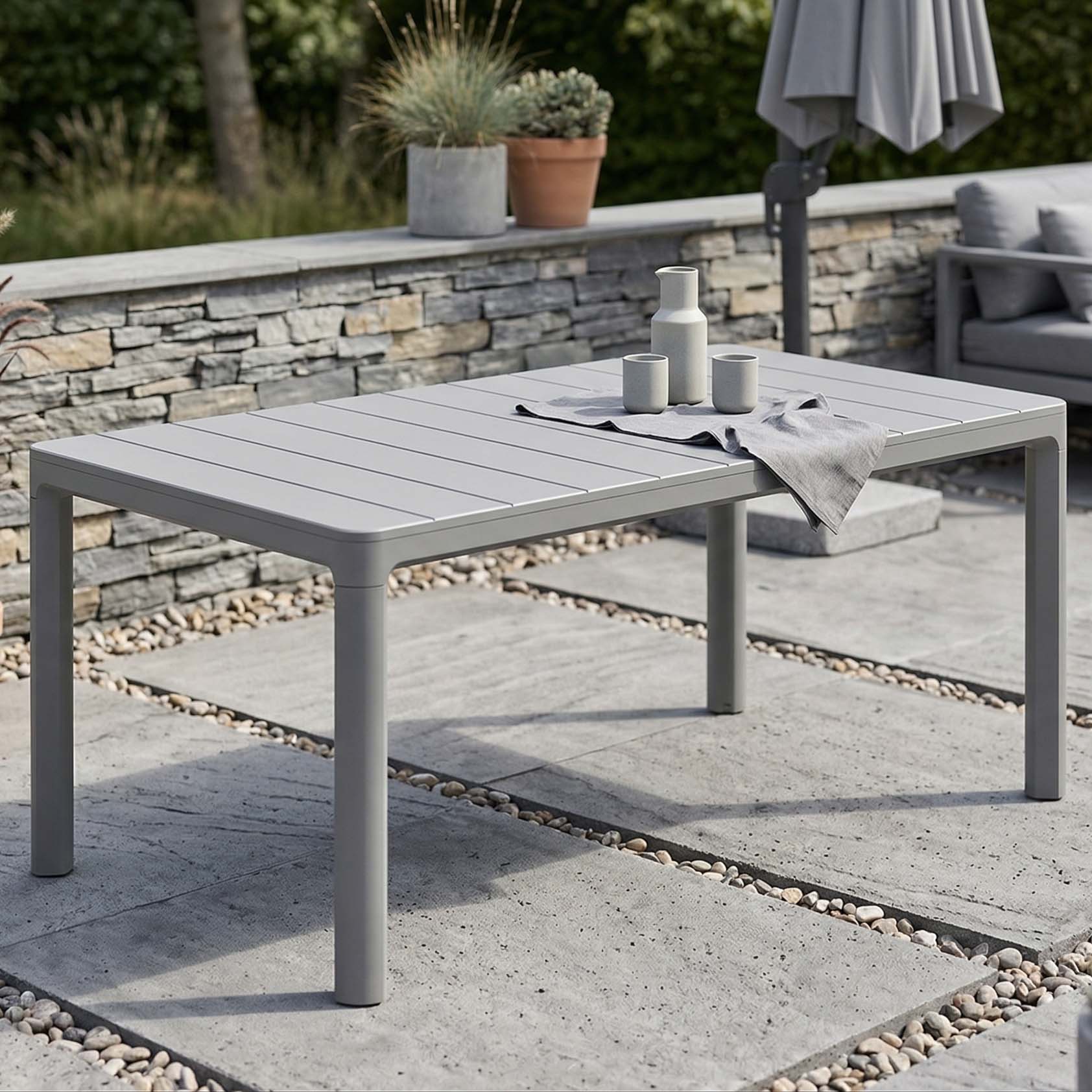 Stół ogrodowy SCANDI DINING Storm grey Keter w aranżacji na tarasie z dzbankiem i kubkami