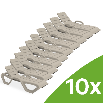 Zestaw 10 beżowych leżaków tarasowych MONOBLOCK Taupe New Bjorkka zrelaksowanych obok siebie