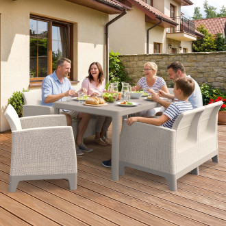 Zestaw mebli ogrodowych SCANDI DINING FIESTA Pebble Grey-Soft Beige / Oat Keter na tarasie drewnianym