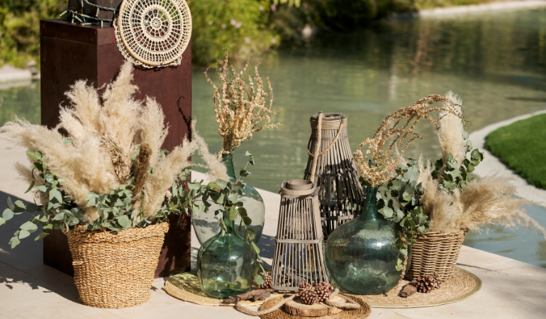 boho decoracia z wazon&oacute;w i traw pampasowych i koszyk&oacute;w wiklinowych 