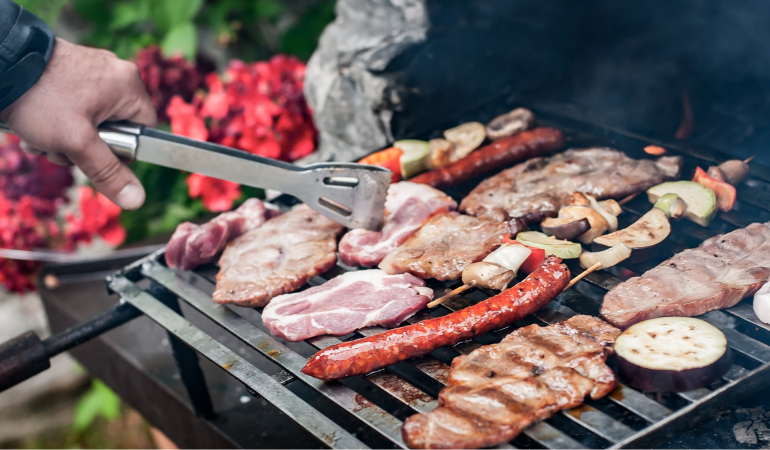 grill ogrodowy z mięsem i warzywami