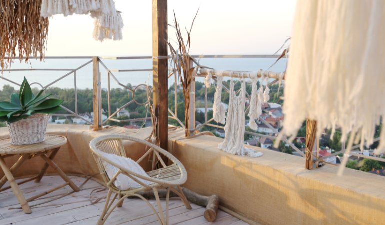 taras w stylu boho z dużą ilościa makram i naturalnych materiał&oacute;w 