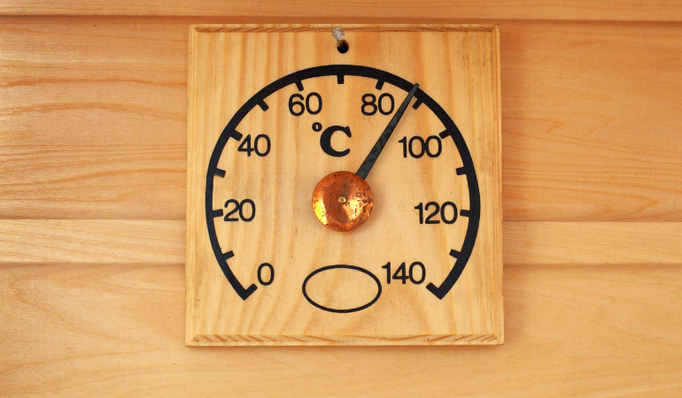 termometr z temperaturą w saunie