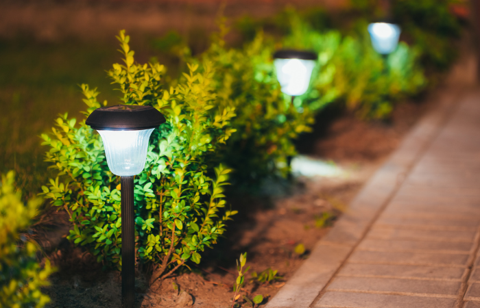 Lampy zasilane energią słoneczną w rzędzie