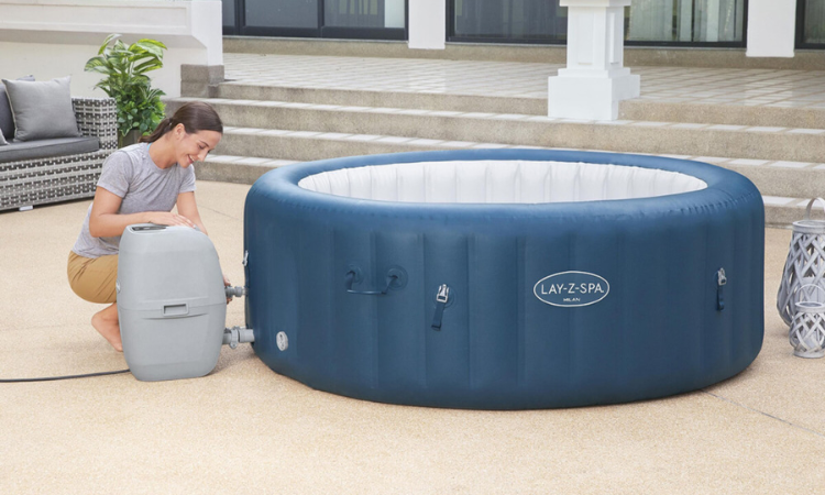 kobieta pompujaca jacuzzi ogrodowe