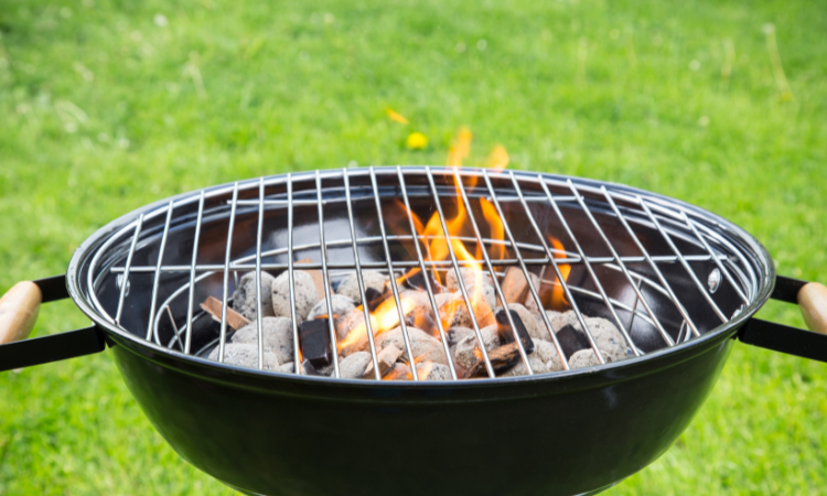 równomiernie rozlożony i palący się brykiet na grillu domowym