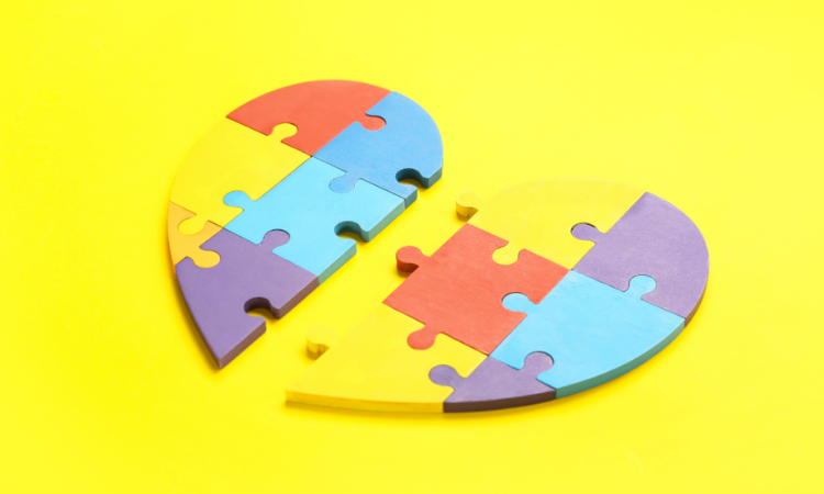 serce z kolorowych kawałków puzzli