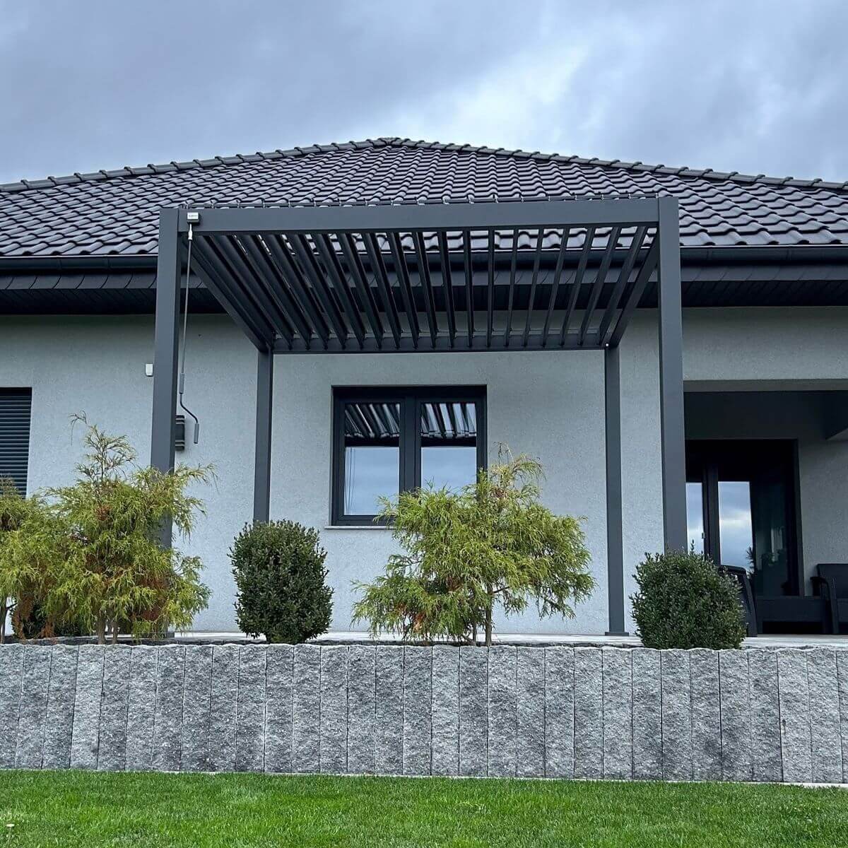 Pergola ogrodowa na taras Premium 3x3 Anthracite - Gutroof zdjęcie realizacji 1