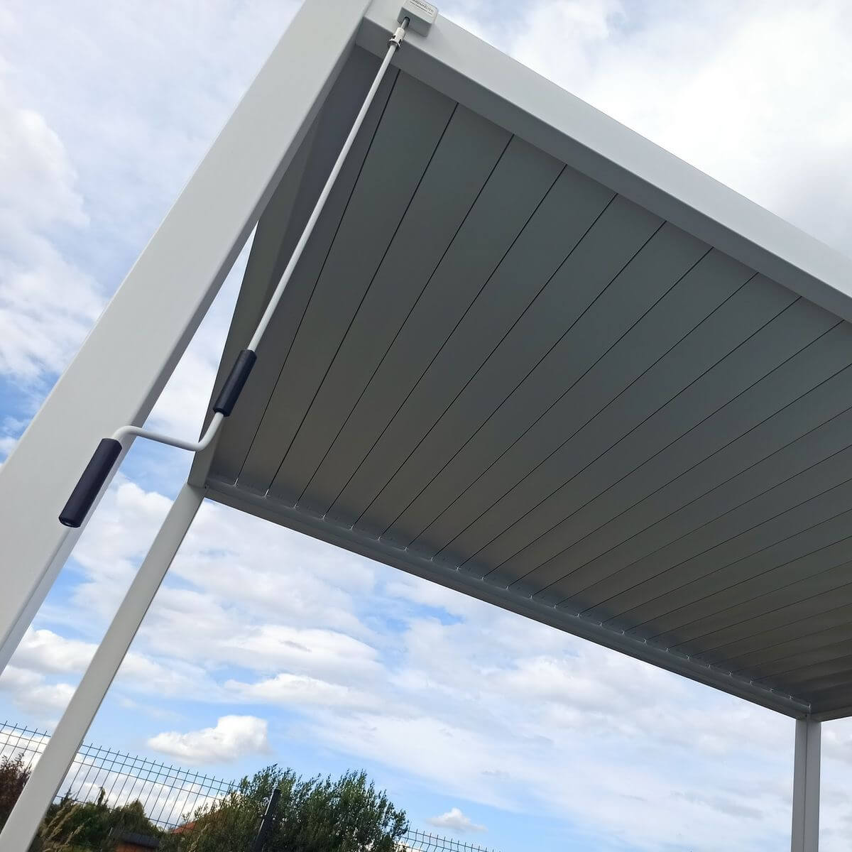 Pergola tarasowa ogrodowa 3x4 Premium White - Gutroof zdjęcie realizacji 3