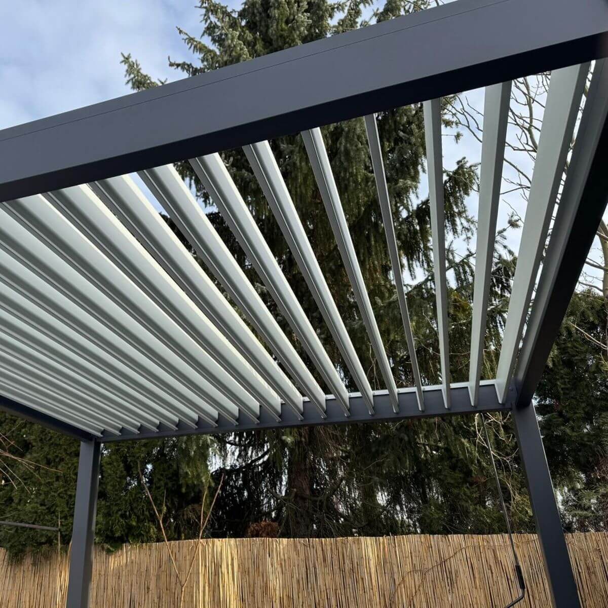 Pergola tarasowa ELEGANCE 3x3 Anthracite/Light Grey - Gutroof zdjęcie realizacji 1