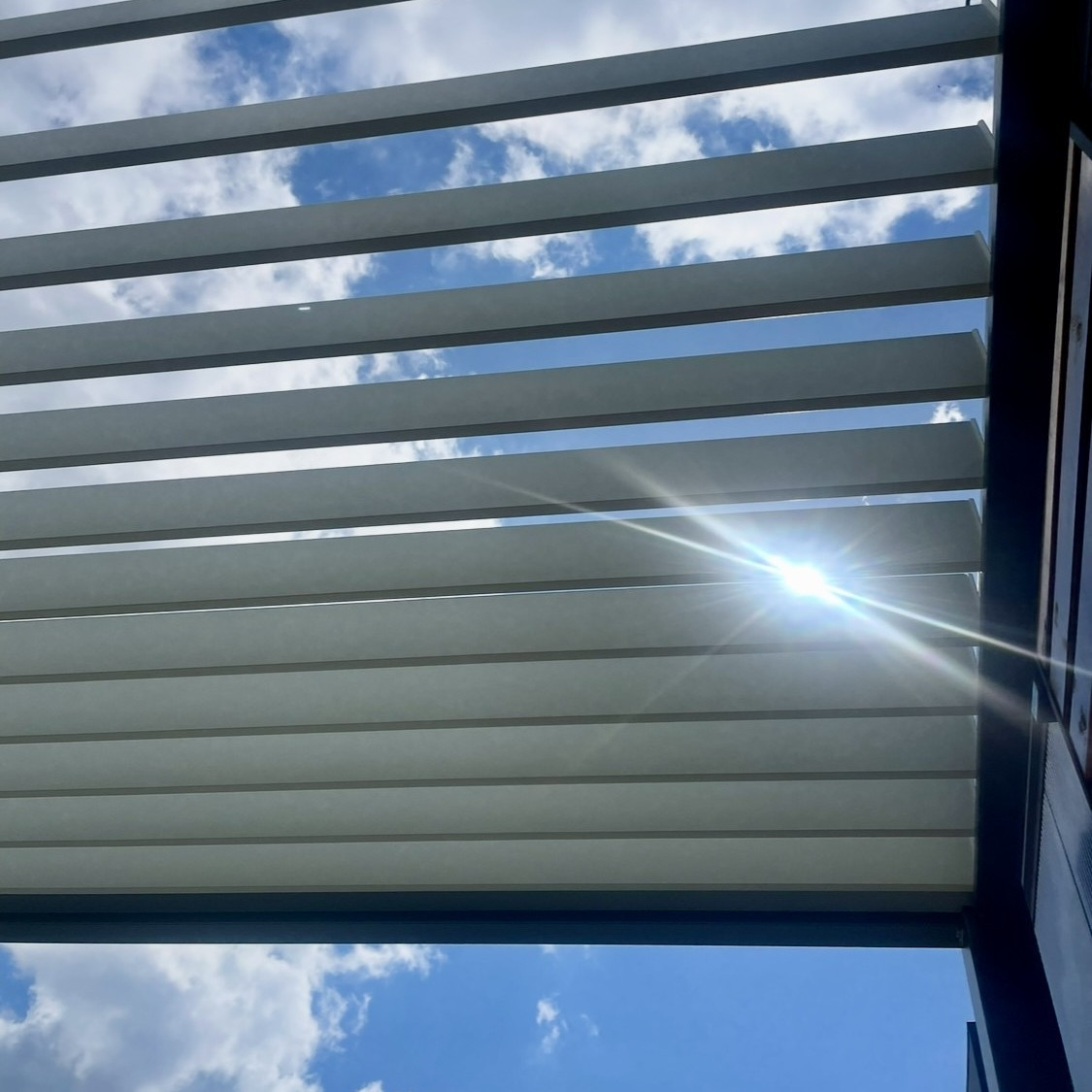 Pergola ogrodowa na taras ELEGANCE 3x4 Anthracite/Light Grey - Gutroof  zdjęcie realizacji 4