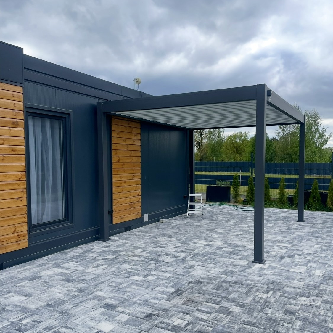 Pergola ogrodowa na taras ELEGANCE 3x4 Anthracite/Light Grey - Gutroof  zdjęcie realizacji 7