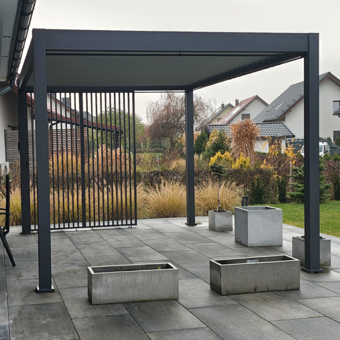 Pergola ogrodowa na taras ELEGANCE 3x4 Anthracite/Light Grey - Gutroof  zdjęcie realizacji 6