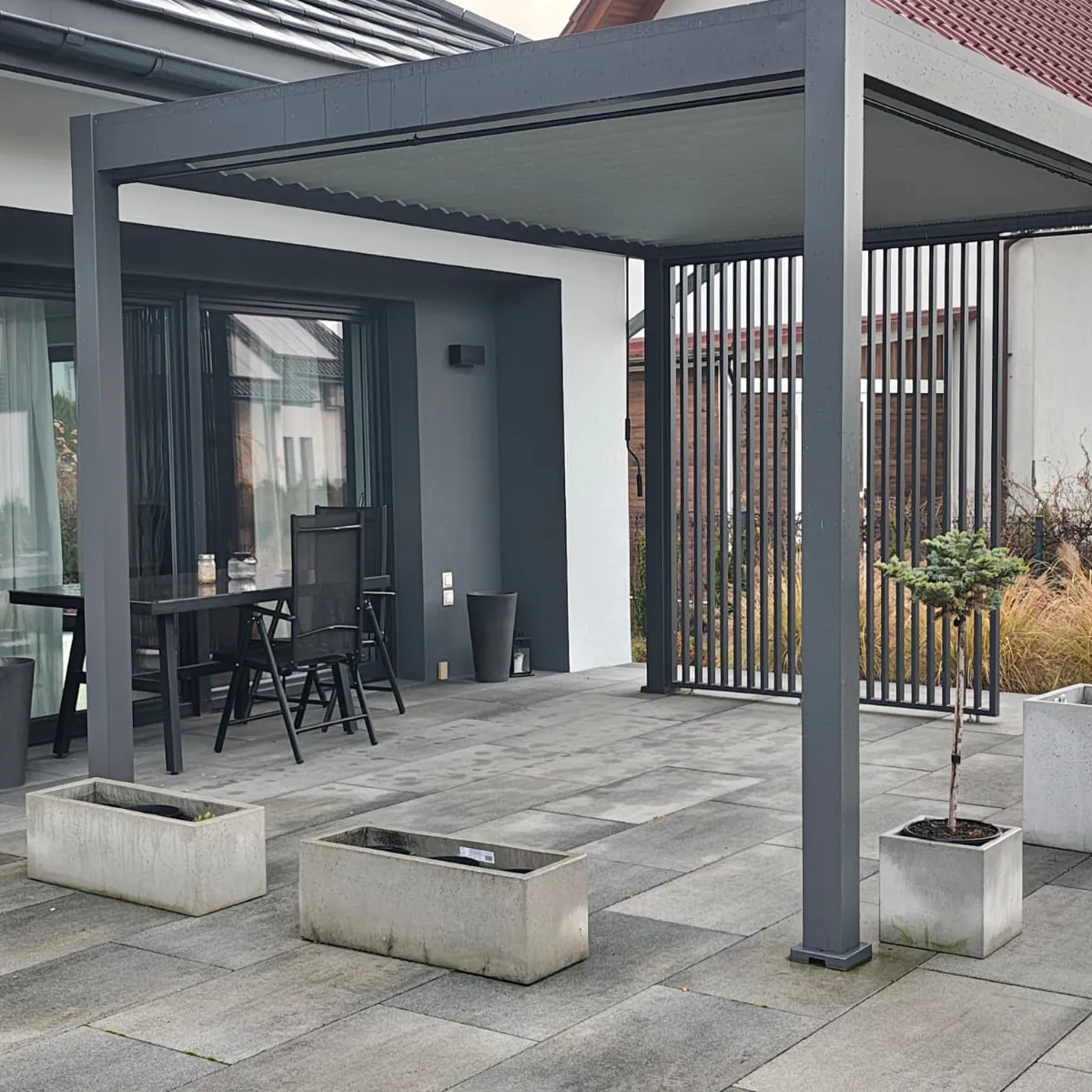 Pergola ogrodowa na taras ELEGANCE 3x4 Anthracite/Light Grey - Gutroof  zdjęcie realizacji 3