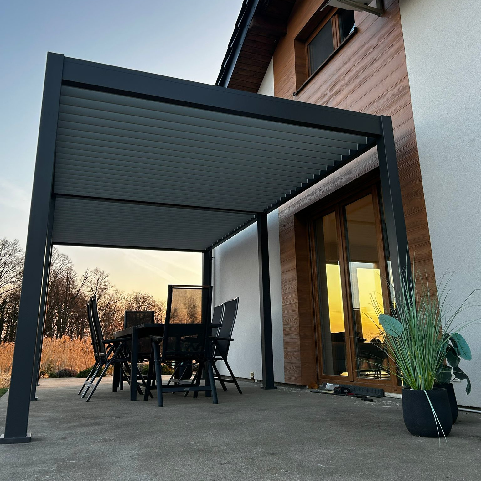 Pergola aluminiowa na ogród  ELEGANCE 3x6 Anthracite/Light Grey - Gutroof zdjęcie realizacji 1