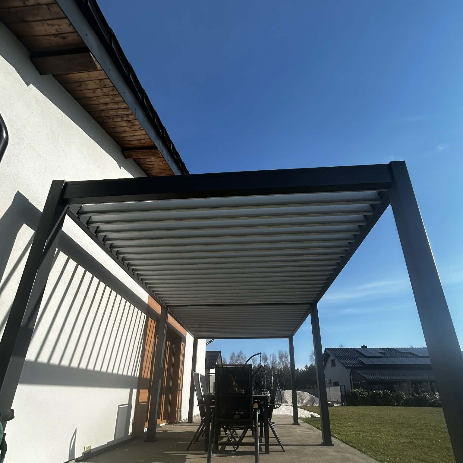 Pergola aluminiowa na ogród  ELEGANCE 3x6 Anthracite/Light Grey - Gutroof zdjęcie realizacji 3