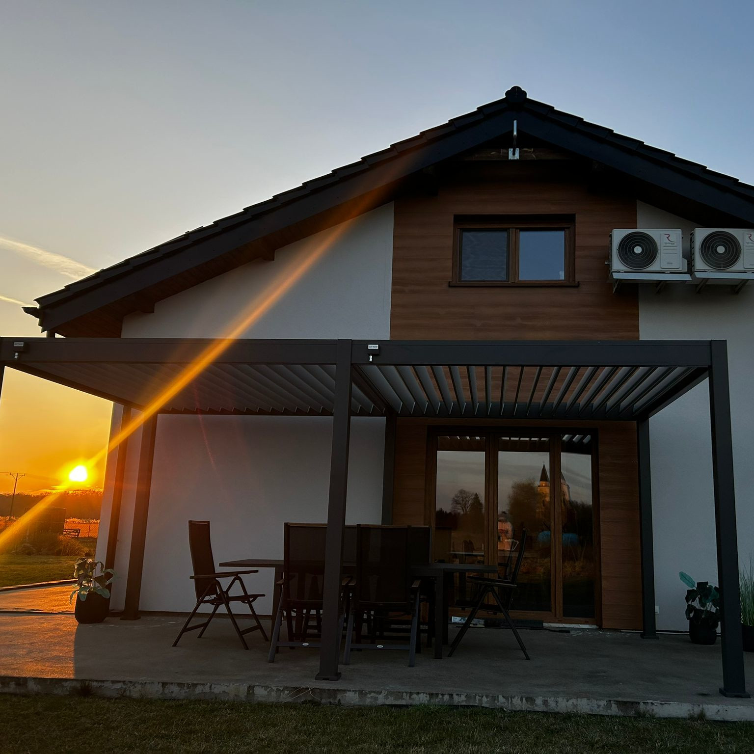 Pergola aluminiowa na ogród  ELEGANCE 3x6 Anthracite/Light Grey - Gutroof zdjęcie realizacji 5