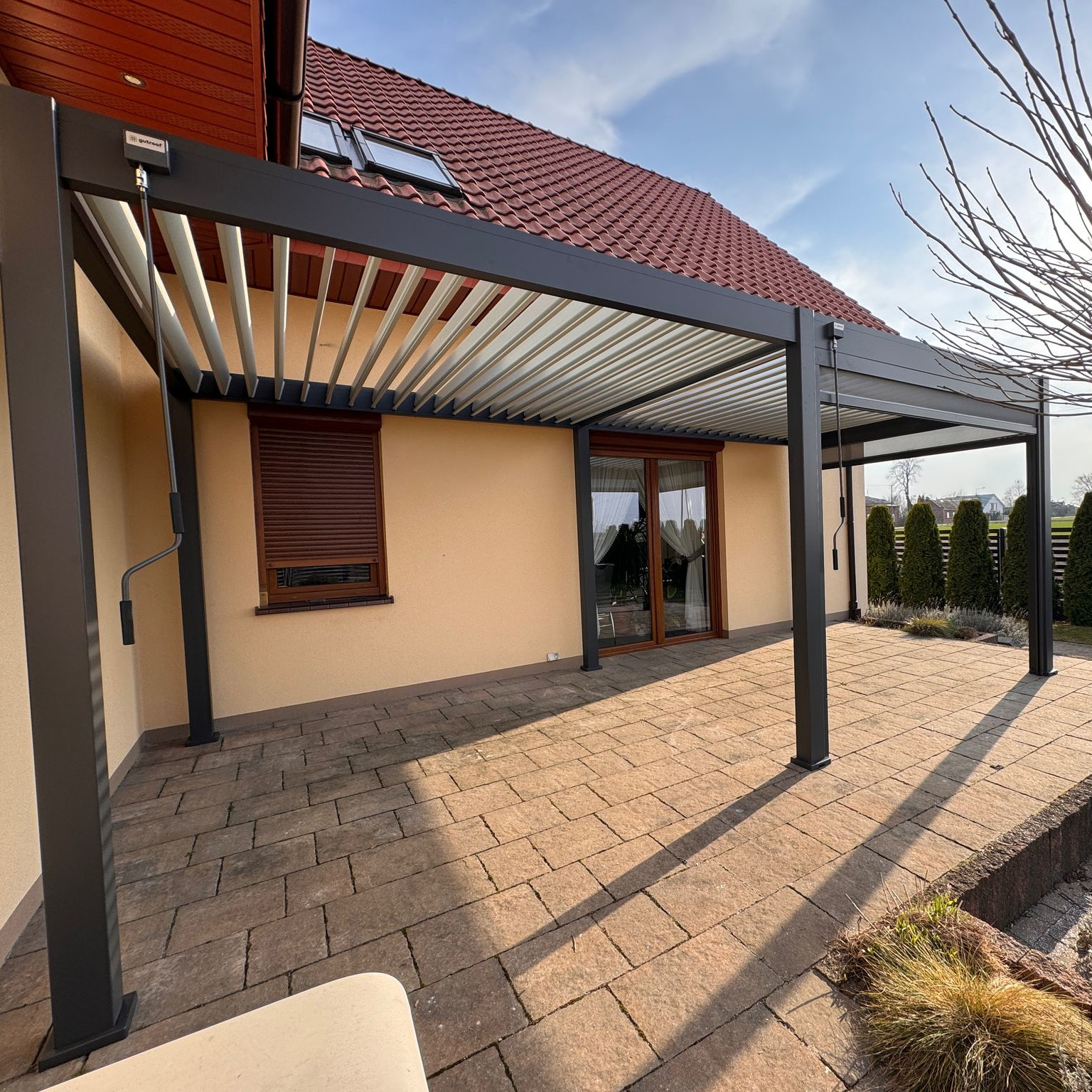 Pergola aluminiowa na ogród  ELEGANCE 3x6 Anthracite/Light Grey - Gutroof zdjęcie realizacji 8