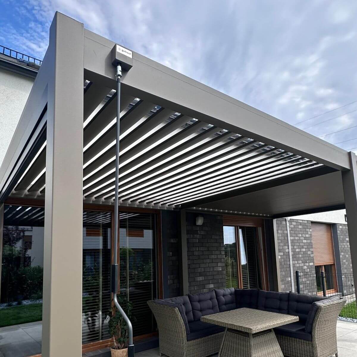 Pergola ogrodowa ELEGANCE 3x6 Taupe - Gutroof zdjęcie realizacji 1