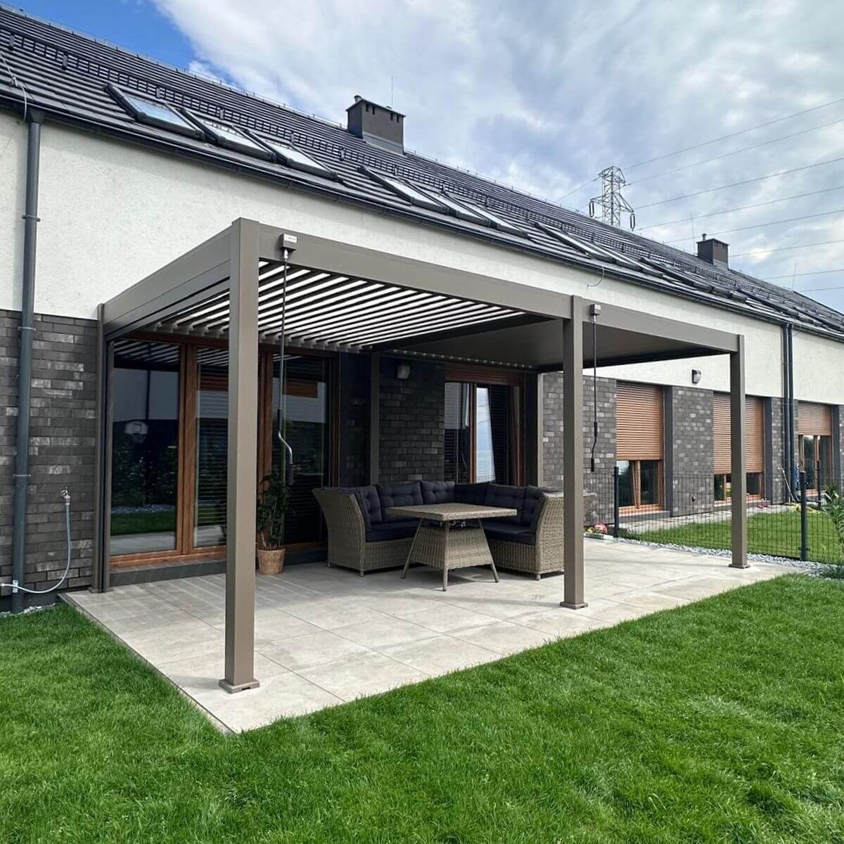 Pergola ogrodowa ELEGANCE 3x6 Taupe - Gutroof zdjęcie realizacji 2