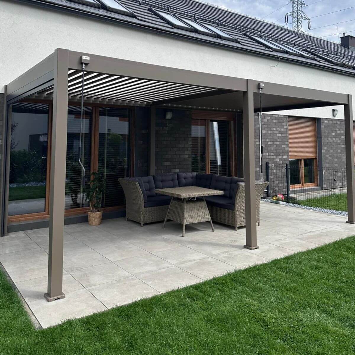 Pergola ogrodowa ELEGANCE 3x6 Taupe - Gutroof zdjęcie realizacji 3
