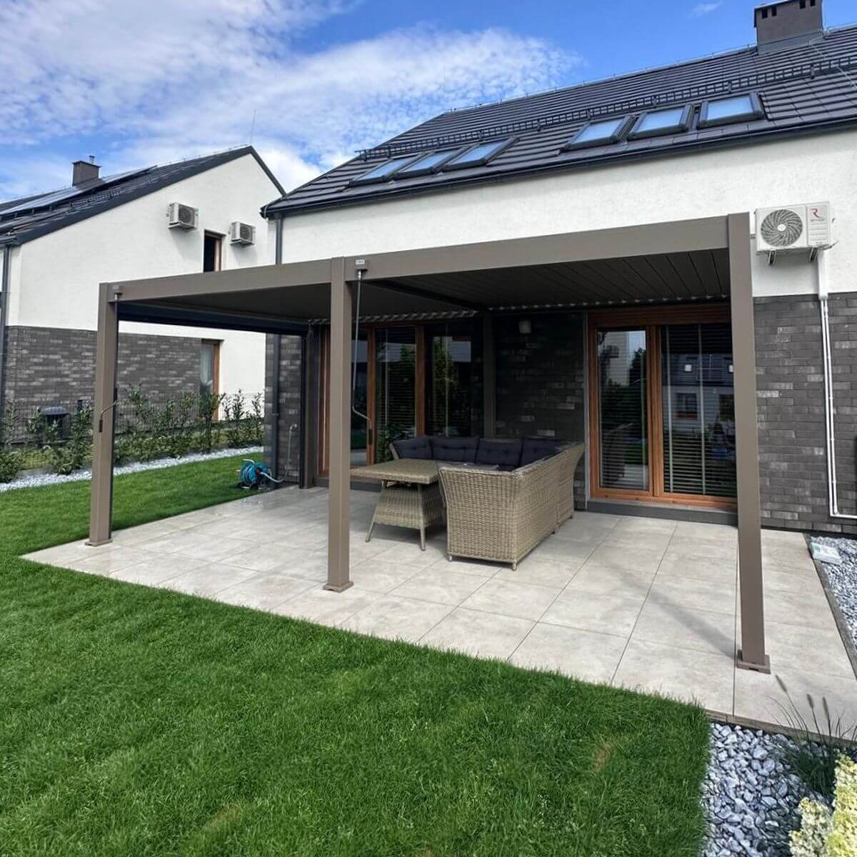 Pergola ogrodowa ELEGANCE 3x6 Taupe - Gutroof zdjęcie realizacji 4