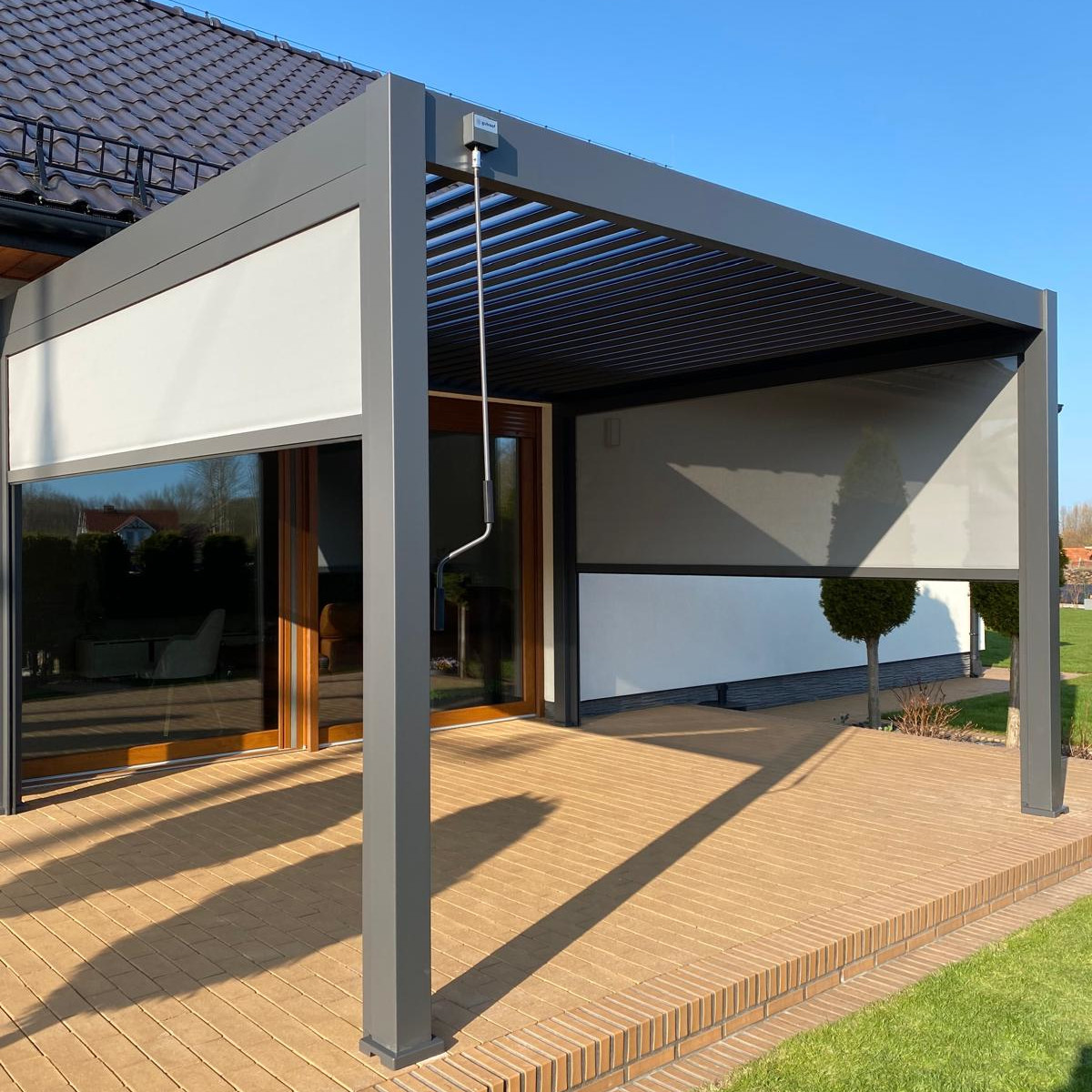 Pergola aluminiowa na taras DELUXE 3,6x4 Anthracite - Gutroof  zdjęcie realizacji 1