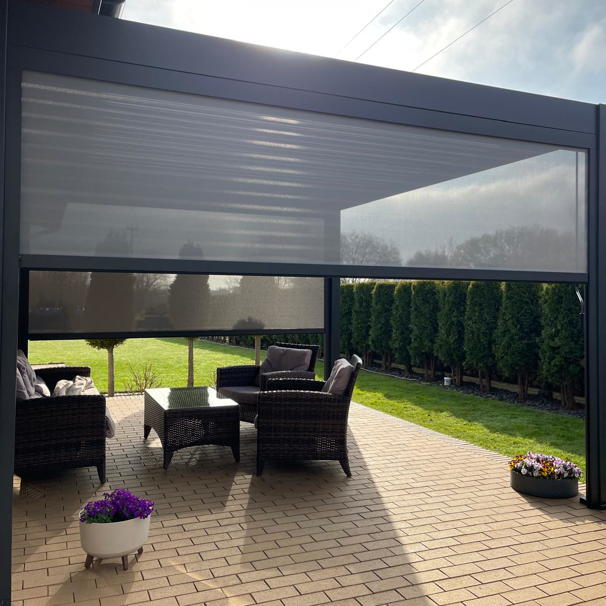 Pergola aluminiowa na taras DELUXE 3,6x4 Anthracite - Gutroof  zdjęcie realizacji 3