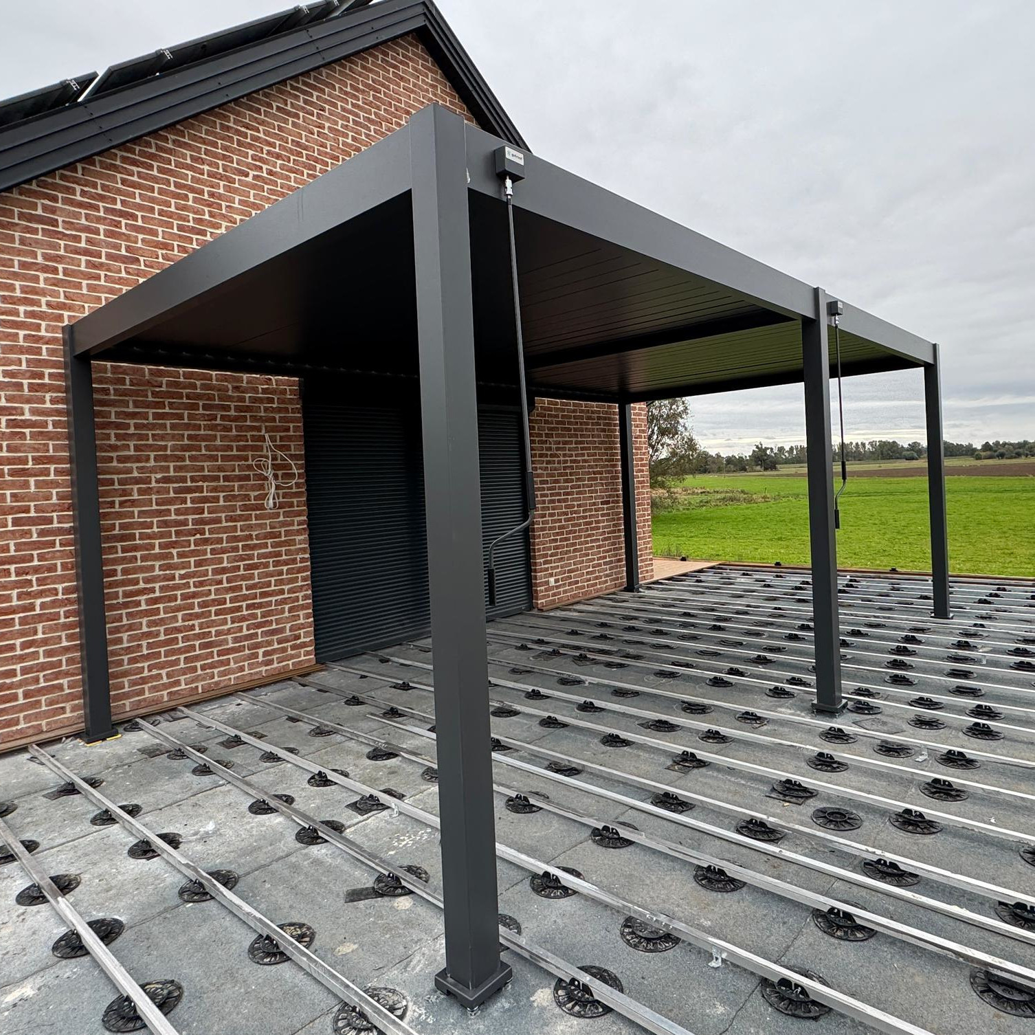 Pergola tarasowa 3.6x7.2 DELUXE Anthracite - Gutroof zdjęcie realizacji 1