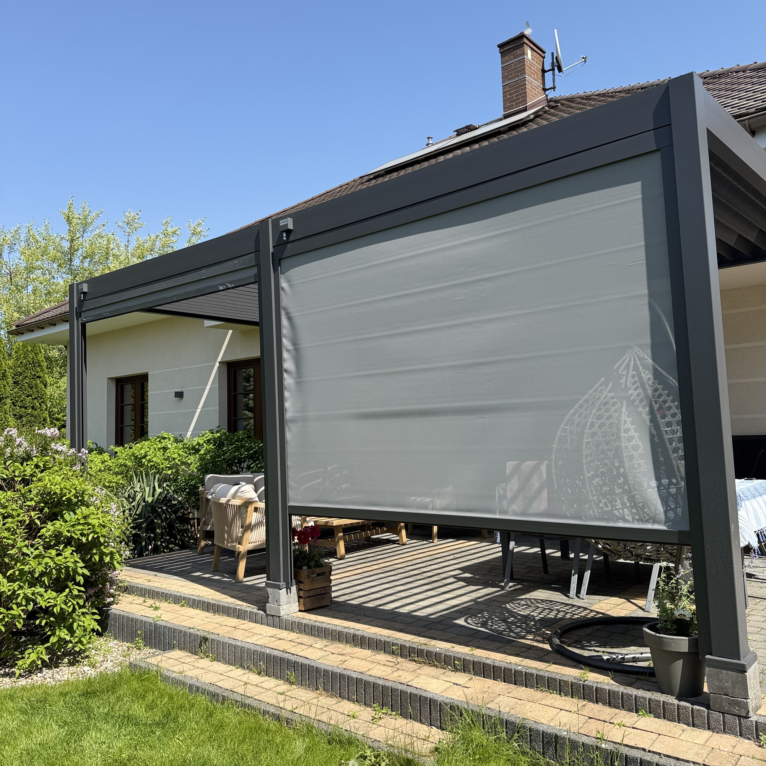 Pergola tarasowa DELUXE Wall 3,6x6 Anthracite - Gutroof zdjęcie realizacji 2