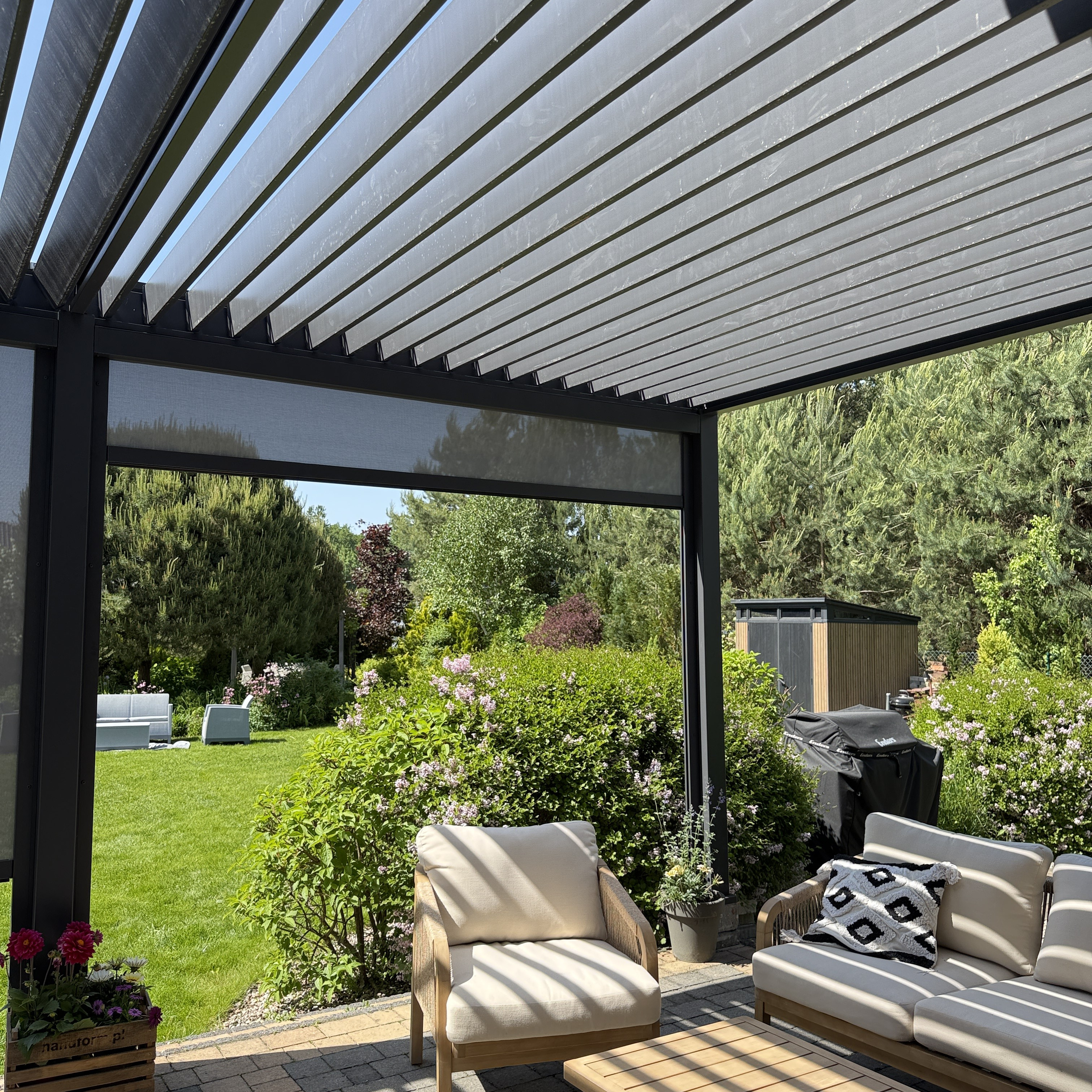 Pergola tarasowa DELUXE Wall 3,6x6 Anthracite - Gutroof zdjęcie realizacji 3