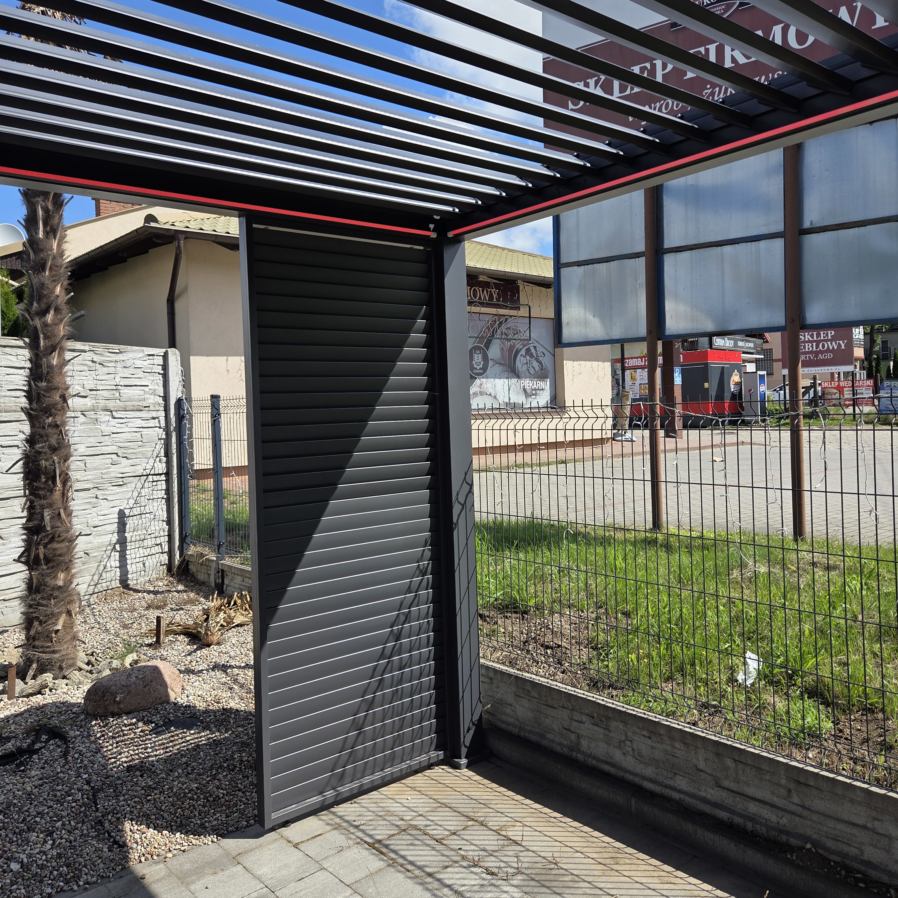 Panel żaluzjowy poziomy regulowany do pergoli ELEGANCE/DELUXE/FUSION 1 m Anthracite - Gutroof zdjęcie realizacji 3