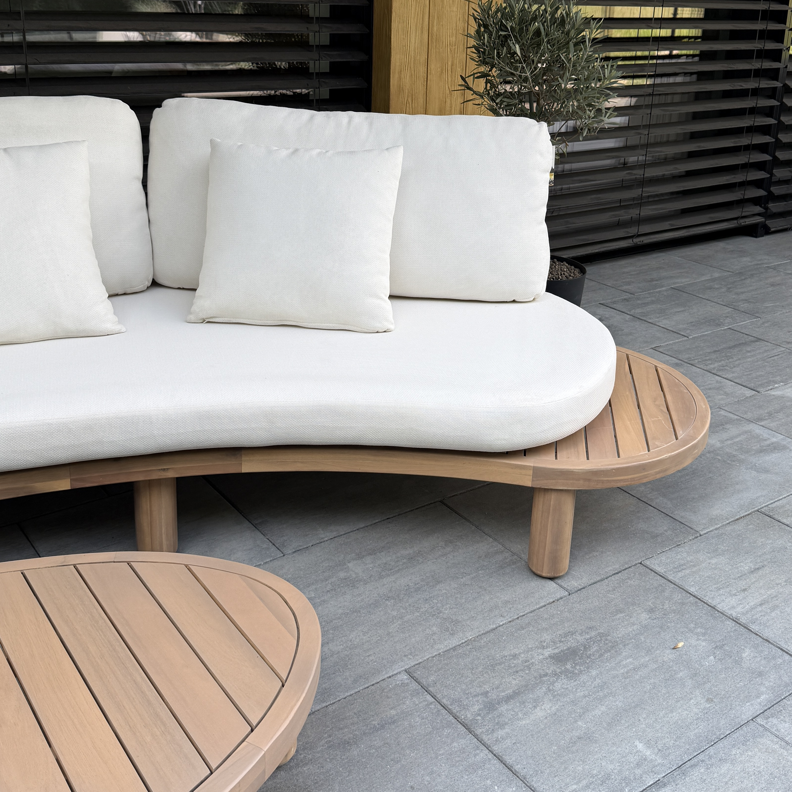 Narożnik ogrodowy z drewna akacjowego LUMIA CAFFE Acacia Wood - Bjørkka zdjęcie realizacji 1