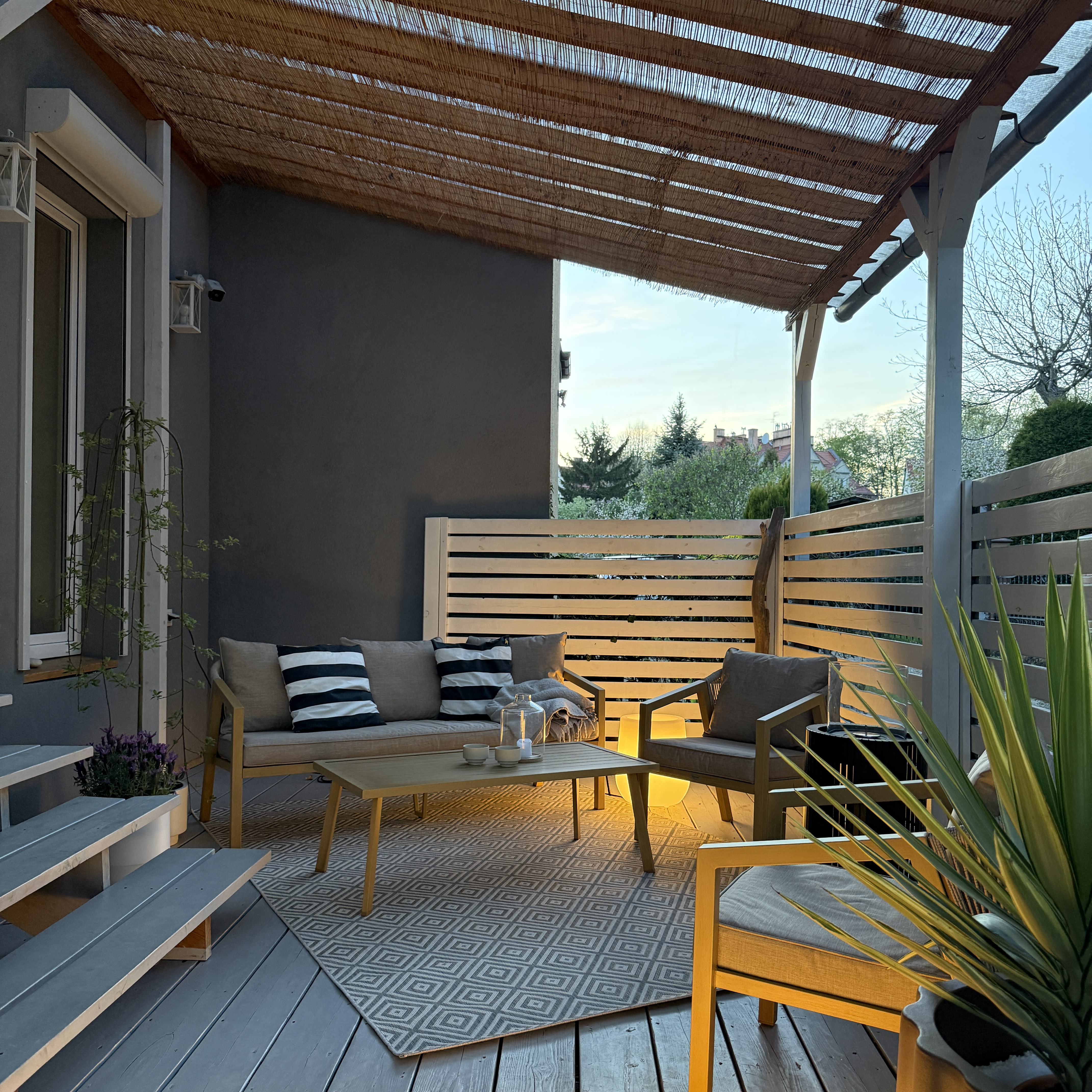 Zestaw ogrodowy LOARA CAFFE MAX WOOD LOOK - Bjørkka zdjęcie realizacji 6