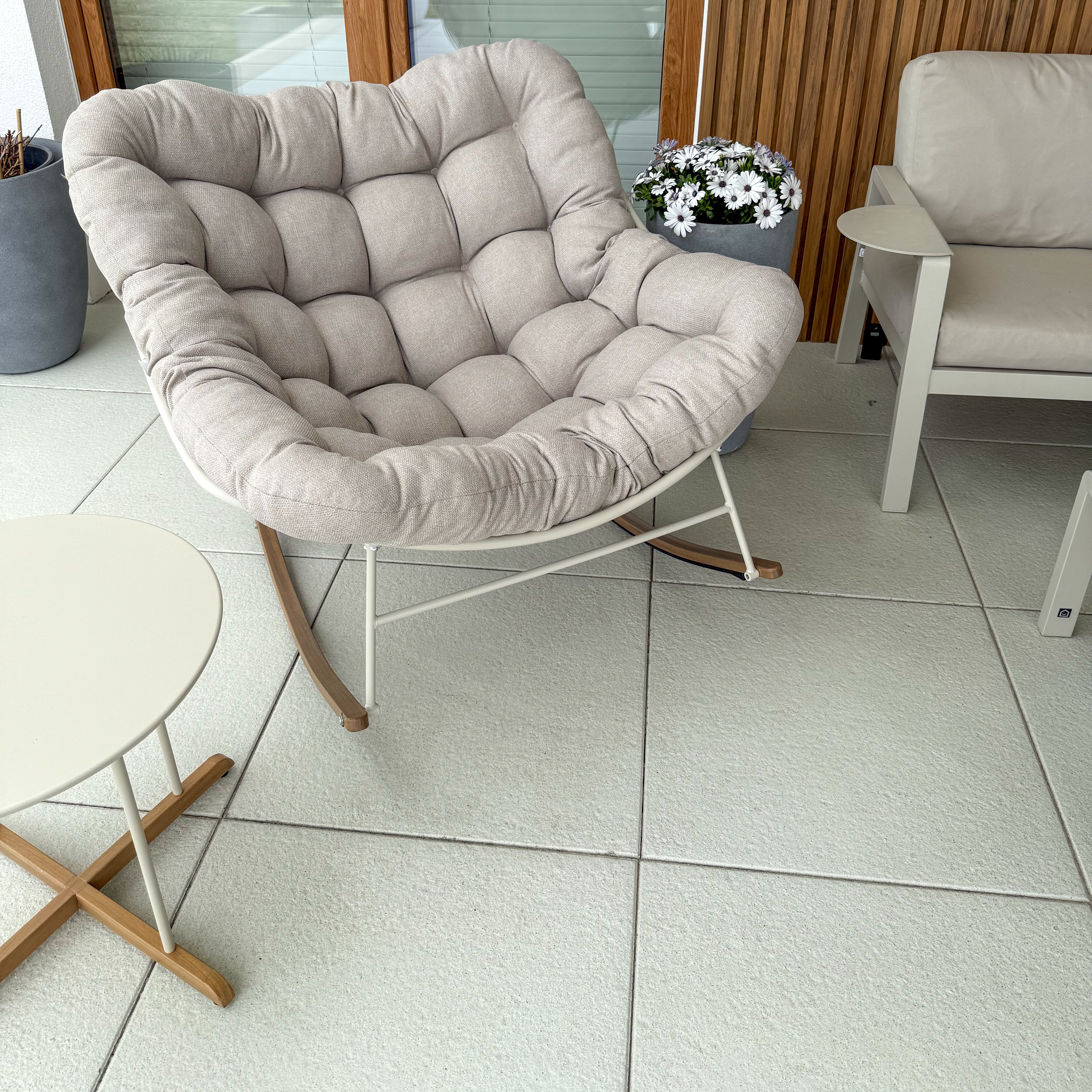 Fotel bujany RONDA Light Beige - BJORKKA zdjęcie realizacji 1
