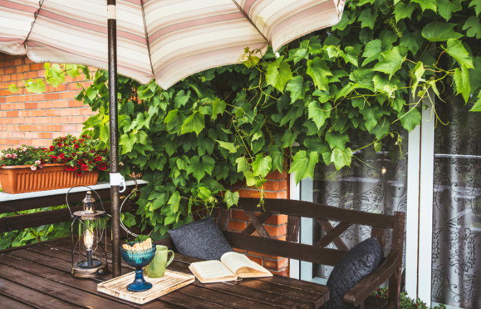balkon miejcem do pracy lub relaksy z parasolem ogrodowym
