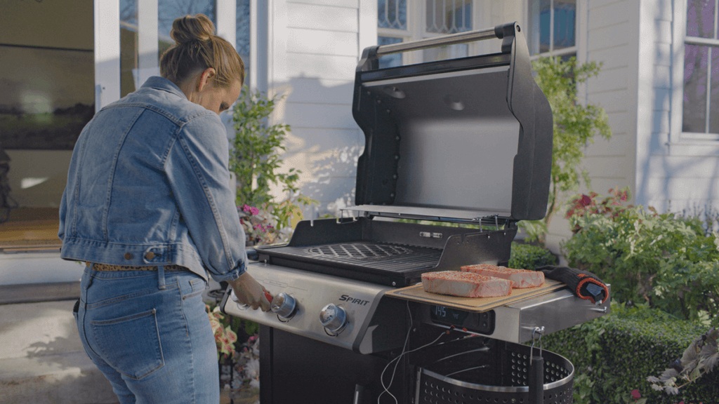 Kobieta przy grillu