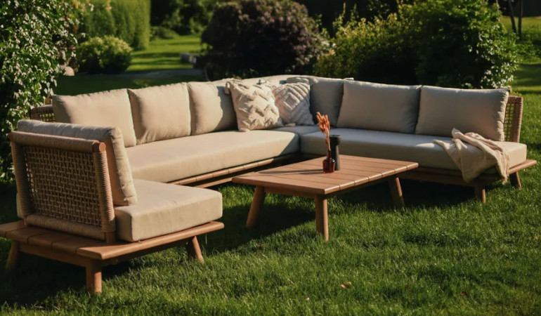 Narożnik Narożnik MIYA DINING + fotel Light Grey - Focus Garden wyeksponowane w ogrodzie późnym popołudniem